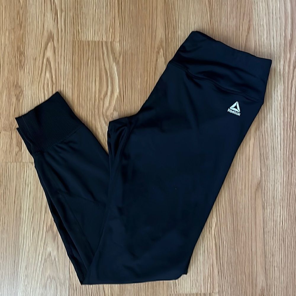 REEBOK SIZE LARGE JOGGERS IN LIKE NEW CONDITION